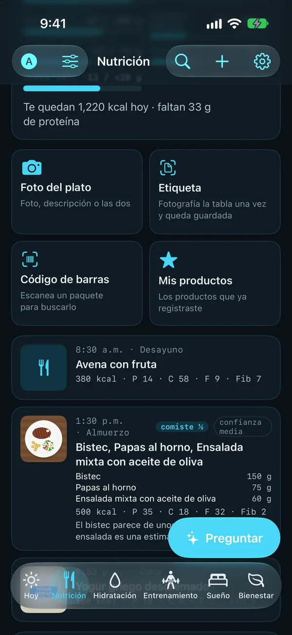 Nutrición: te quedan 1,220 kcal y 33 g de proteína hoy; cuatro formas de registrar una comida (foto del plato, etiqueta, código de barras y tus productos); después, las comidas de hoy: avena con fruta en el desayuno, y un almuerzo de bistec, papas al horno y ensalada mixta registrado con una foto, comido en tres cuartos.